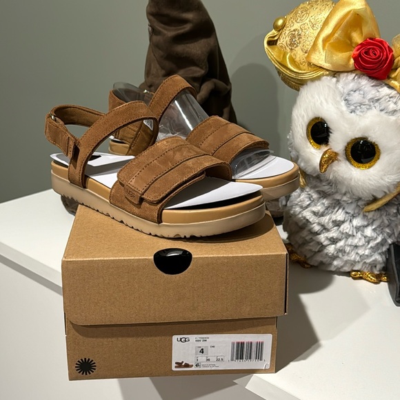 UGG sandals NWT kids 4/woman’s 6 Goldenstar - Picture 1 of 4